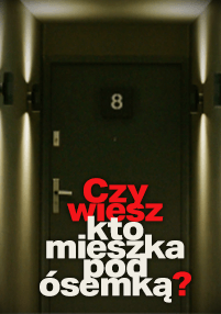 Ciemne drzwi mieszkania z numerem 8. Napis nad drzwiami w języku polskim: Czy wiesz kto mieszka pod ósemką?.