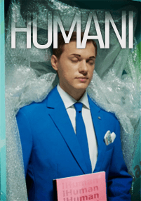 Osoba w niebieskim garniturze stoi z zamkniętymi oczami, otoczona folią bąbelkową. Trzyma różową książkę zatytułowaną iHuman Human. Słowo HUMANI jest wydrukowane dużymi białymi literami nad jej głową.