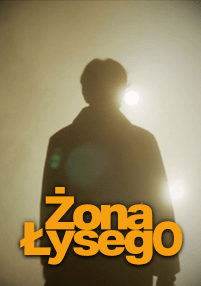 Osoba stoi w sylwetce na jasnym, mglistym tle. Duży, pogrubiony żółty tekst w języku polskim brzmi Żona Łysego w dolnej części obrazu.