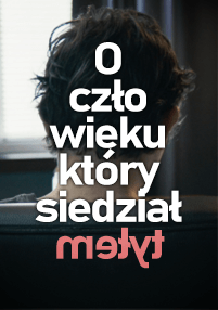 Osoba z krótkimi, ciemnymi włosami siedzi tyłem do kamery, na której nałożony jest polski tekst: O człowieku, który upadł tyłem.