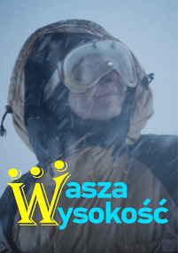 Osoba w kurtce z kapturem i goglach narciarskich stoi w śnieżnych, wietrznych warunkach. Nałożony tekst brzmi Wasza Wysokość po polsku ze stylizowanym W i żółtymi postaciami.