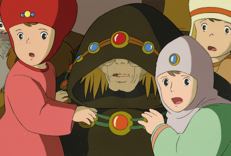 Trójka animowanych dzieci w średniowiecznych ubraniach stoi przed tajemniczą postacią w kapturze o bladej skórze i długich włosach. Dzieci wyglądają na zaskoczone lub zaniepokojone, gdy wchodzą w interakcję z postacią, która nosi czarną szatę z czerwonymi i zielonymi klejnotami.