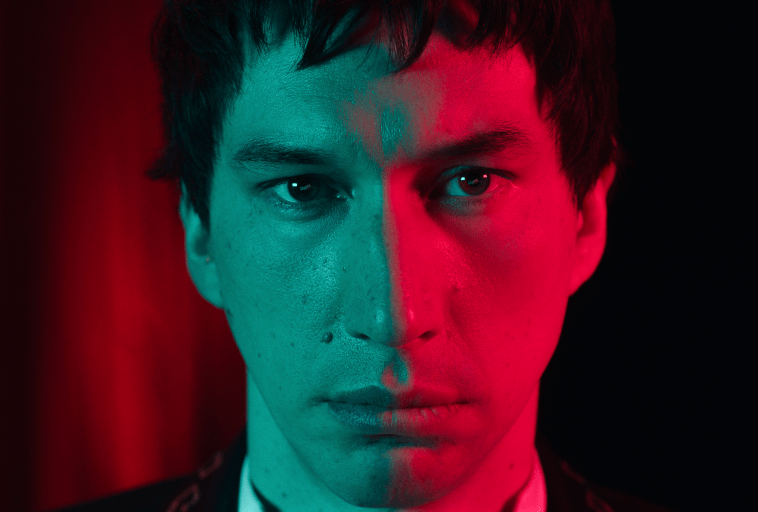 Twarz poważnego mężczyzny jest dramatycznie oświetlona czerwonym światłem z jednej strony i turkusowym z drugiej, tworząc uderzający kontrast. Tło jest ciemne, podkreślając intensywny wyraz twarzy i kontrastujące kolory.