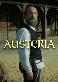 Mężczyzna z brodą stoi na zewnątrz przed drewnianym budynkiem, ubrany w tradycyjny strój. Na obrazie widnieje duży żółty tekst AUSTERIA.
