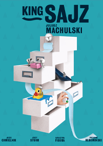 Plakat do filmu King Sajz, przedstawiający kilka białych szuflad ułożonych jeden na drugim i otwartych pod kątem, z małymi przedmiotami, takimi jak wanna, umywalka, gumowa kaczka i ręka, wyłaniającymi się z wnętrza. Tło jest niebieskie z tekstem.