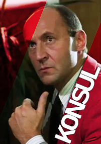 Mężczyzna w garniturze o poważnym wyrazie twarzy trzyma rękę przy twarzy; na obrazie ukośnie widnieje pogrubione, białe litery, w których widnieje słowo KONSUL.