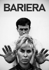Czarno-biały obraz z napisem „BARIERA” u góry. Mężczyzna z wyciągniętymi rękami stoi za kobietą o krótkich blond włosach, oboje zwróceni twarzą do kamery z poważnymi minami.