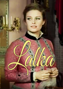 Kobieta w różowej sukience vintage stoi w pomieszczeniu, trzymając tkaninę. Słowo Lalka jest napisane dużymi literami na obrazie. Wystrój jest klasyczny, w tym świecznik na ścianie.