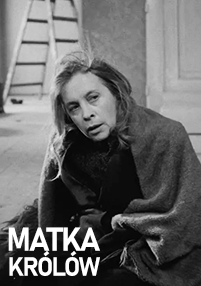 Kobieta z rozczochranymi włosami siedzi na podłodze owinięta w koc, wyglądając na zmęczoną. W tle widać częściowo otwarte drzwi i drabinę. Słowa MATKA KRÓLÓW pojawiają się pogrubionymi, białymi literami.