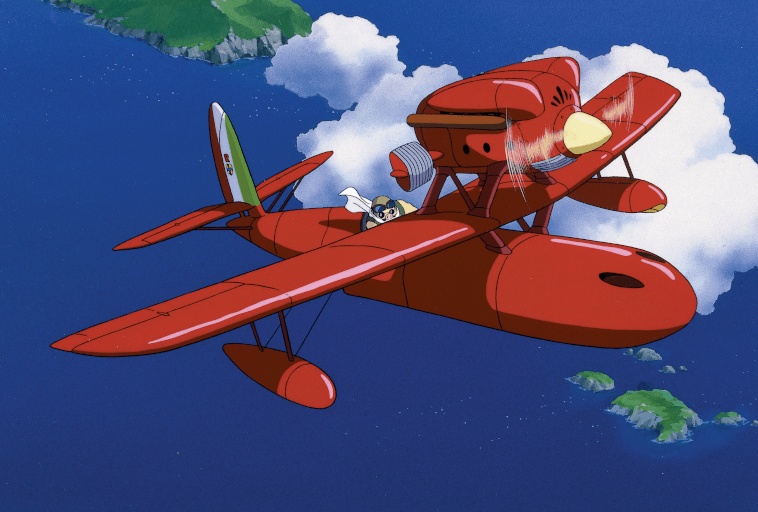 Czerwony wodnosamolot ze śmigłem leci nad błękitnymi wodami oceanu i zielonymi wyspami. W otwartym kokpicie widać postać ubraną w gogle i szalik, w tle zaś widać białe chmury.
