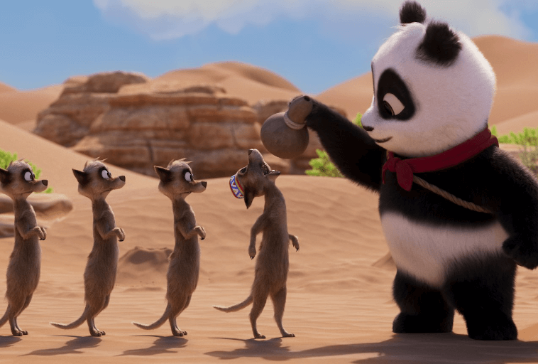 Kreskówkowa panda ubrana w czerwony szalik wylewa wodę z dzbanka dla czterech surykatek stojących na tylnych łapach na piaszczystej pustyni ze skalistymi formacjami w tle.