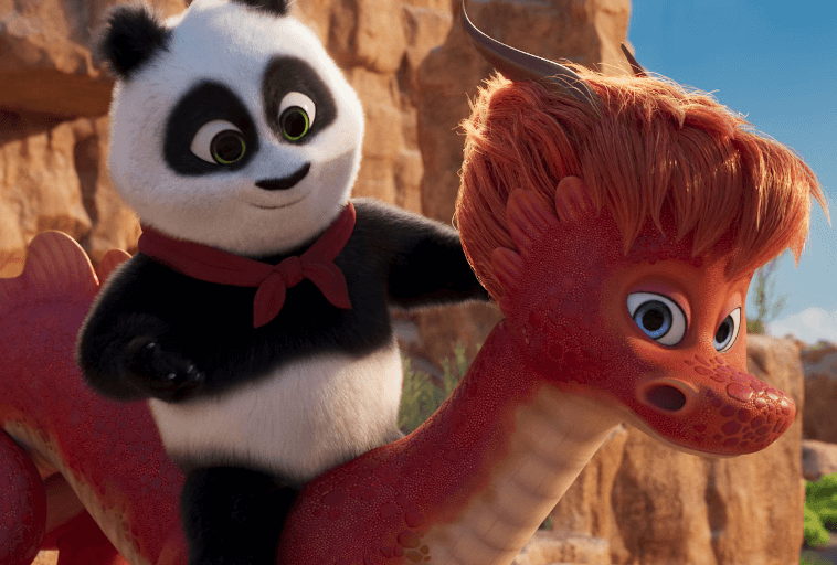 Animowana panda ubrana w czerwony szalik podróżuje na grzbiecie przyjaznego czerwonego smoka o pomarańczowych włosach, na skalistym, rozświetlonym słońcem tle.