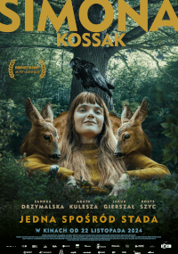 Plakat filmowy Simony Kossak przedstawia kobietę siedzącą między dwoma jeleniami, z krukiem na głowie. Tło stanowi las, a tytuł filmu i napisy końcowe są wyświetlane pogrubionym żółtym i białym tekstem.