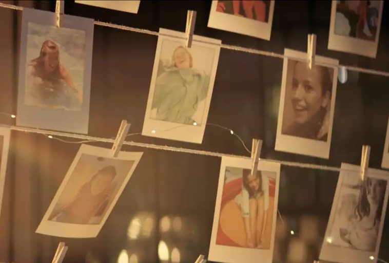 Kilka zdjęć instant jest przypiętych do sznurków za pomocą klamerek, każde przedstawia uśmiechnięte lub pozujące osoby w różnych sceneriach. Ciepłe oświetlenie tworzy nostalgiczną, przytulną atmosferę w tle.