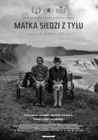 Czarno-biały plakat przedstawia mężczyznę, kobietę i psa siedzących na ławce przed wodospadem i skalistym krajobrazem. Tytuł Matka Siedzi Z Tyłu pojawia się u góry, a nad nim loga festiwali filmowych.