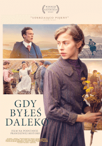Polski plakat filmowy do Gdy Byłeś Daleko przedstawiający kobietę trzymającą kwiaty na pierwszym planie, ze scenami mężczyzny, kobiety i wsi w tle. Tekst w języku polskim i nagroda festiwalu filmowego odnotowana u góry.