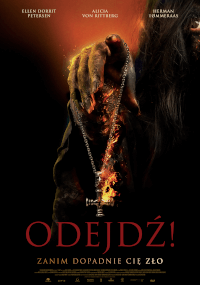 Płonąca ręka trzymająca naszyjnik z krzyżem, z ciemną, mroczną twarzą w tle. Polski tytuł ODEJDŹ! pojawia się dużymi czerwonymi literami, z mniejszym tekstem i napisami poniżej. Obraz ma złowieszczy, horrorowy motyw.