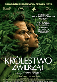 Plakat filmu Królestwo Zwierząt przedstawia dwie osoby, mężczyznę z brodą i młodego chłopca, otoczonych zielonymi paprociami. Na plakacie wymieniono nagrody filmowe, nazwiska aktorów i polski tekst w kolorze złotym i białym.
