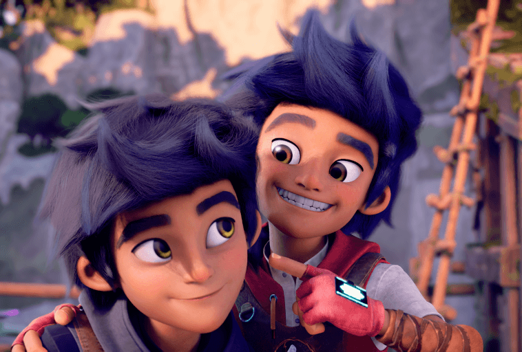 Dwóch animowanych chłopców z kolczastymi niebieskimi włosami uśmiecha się blisko siebie. Jeden chłopiec wskazuje żartobliwie na drugiego, który patrzy w bok, podczas gdy za nimi pojawia się rozmyte tło na zewnątrz z zielenią i drewnianym rusztowaniem.