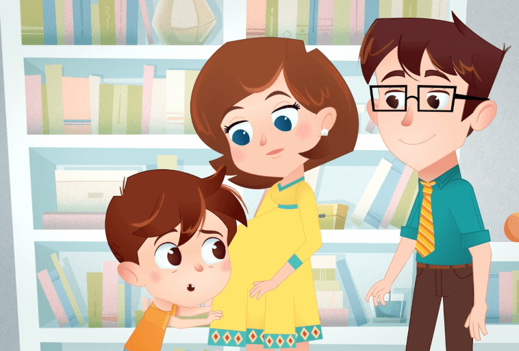 Ilustrowany chłopiec przytula brzuch ciężarnej kobiety, a obok stoi mężczyzna w okularach; wszyscy trzej wyglądają na szczęśliwych i siedzą przed regałem z książkami.