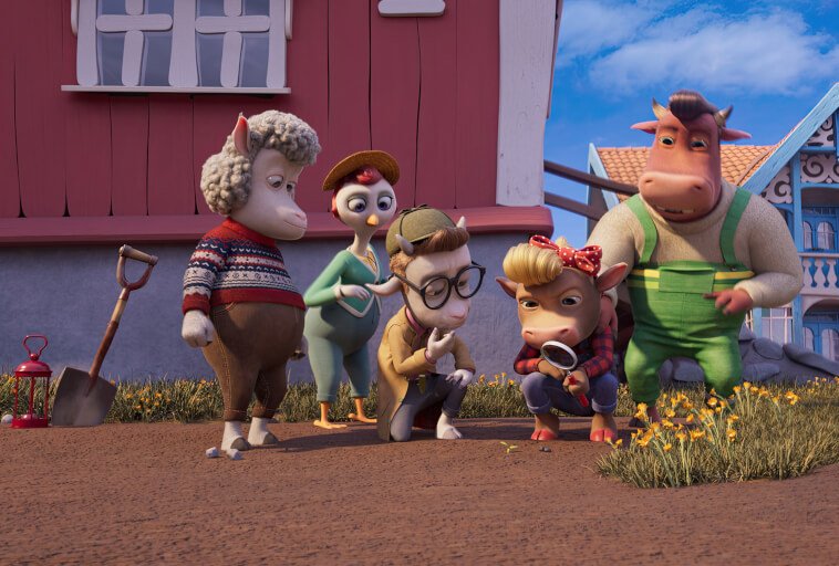 Grupa animowanych zwierząt gospodarskich, w tym owca, kaczka, świnia i dwie krowy, zbiera się przed czerwonym domem, ciekawie patrząc na ziemię. Jedna krowa używa szkła powiększającego, podczas gdy inne uważnie się przyglądają.