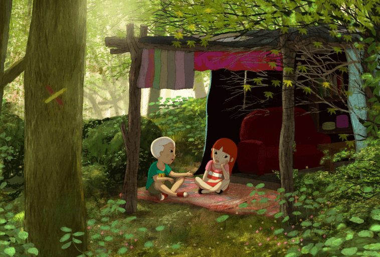 Dwoje dzieci siedzi na dywaniku wewnątrz małego, ręcznie robionego drewnianego schronienia w słonecznym lesie, rozmawiając i uśmiechając się. Schronienie ma kolorowy, pasiasty dach z tkaniny i jest otoczone zielonymi drzewami i roślinami.