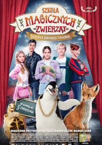 Plakat filmowy do Szkoły Magicznych Zwierząt przedstawiający pięcioro dzieci stojących razem, pingwina, lisa i dużą książkę. Tło jest niebieskie, a scenę oprawia czerwona kurtyna.
