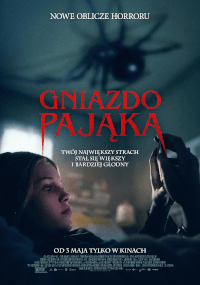 Dziewczyna leży w łóżku w słabo oświetlonym pokoju, uważnie przyglądając się pająkowi pełzającemu po jej dłoni. Nad nią widnieje tytuł polskiego filmu Gniazdo Pająka i czerwony tekst o tematyce horroru.