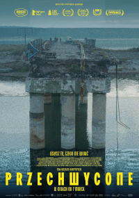 Plakat filmowy przedstawia rozpadający się, niekompletny most nad wodą z przerośniętą trawą w pobliżu. Tytuł PRZECHWYCONE pojawia się dużymi żółtymi literami na dole, wraz z innym tekstem w języku polskim.
