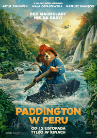 Polski plakat filmowy do Paddington w Peru przedstawia misia Paddingtona w czerwonym kapeluszu i niebieskim płaszczu, wiosłującego kajakiem przez rzekę w dżungli. Tekst i napisy końcowe znajdują się powyżej i poniżej obrazu.