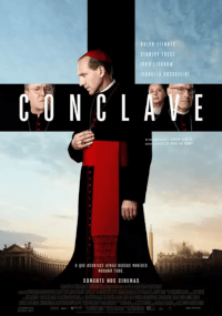 Plakat filmowy Conclave przedstawiający czterech kardynałów w tradycyjnych czerwono-czarnych strojach, stojących przed dużym czarnym krzyżem z Watykanem w tle. Nazwiska aktorów pojawiają się u góry.