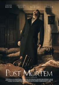 Mężczyzna w ciemnym płaszczu stoi w ciemnym, zagraconym pokoju pełnym ciał na podłodze, z głową odrzuconą do tyłu w rozpaczy lub agonii. Tytuł filmu Post Mortem pojawia się na dole wraz z nazwiskami obsady i napisami końcowymi.