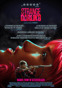 Plakat filmu Strange Darling przedstawia kobietę z jasnoróżowymi włosami leżącą, z mężczyzną celującym z karabinu nałożonym na jej twarz. Tło jest ciemne, a wokół tytułu wyświetlane są recenzje w języku polskim.