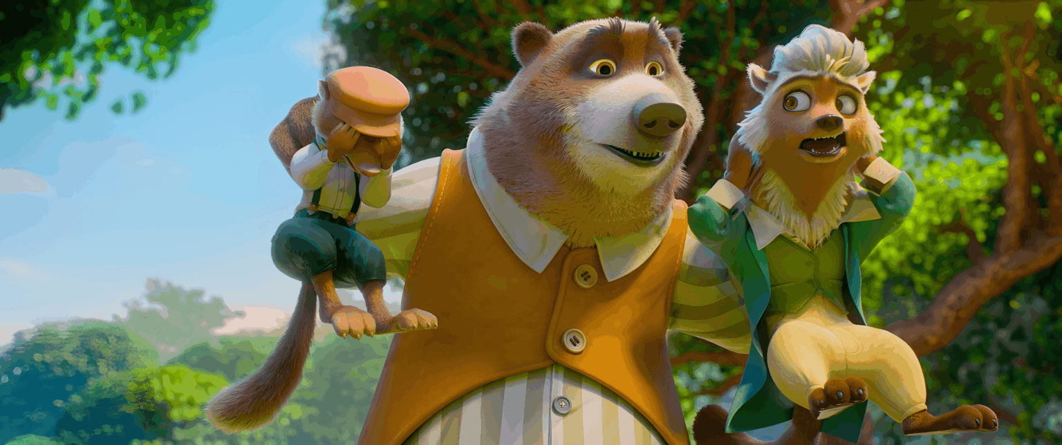 Wesoły, animowany niedźwiedź w żółtej kamizelce trzyma na każdym ramieniu małpkę w czapce i wilka w zielonym ubraniu. Razem się uśmiechają na tle jasnego, żywego otoczenia na świeżym powietrzu z drzewami w tle.