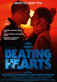 Mężczyzna i kobieta stoją blisko siebie, niemal całując się, na tle żywego zachodu słońca. Tytuł filmu Beating Hearts pojawia się na dole pogrubionymi niebieskimi literami, a recenzje i napisy końcowe znajdują się powyżej.