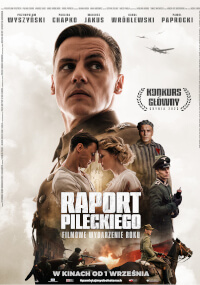 Polski plakat filmowy do Raportu Pileckiego przedstawiający poważnego mężczyznę nad scenami dramatu wojennego, żołnierzy i pary. Nad głowami przelatuje samolot. Tekst i nagrody są widoczne na plakacie.