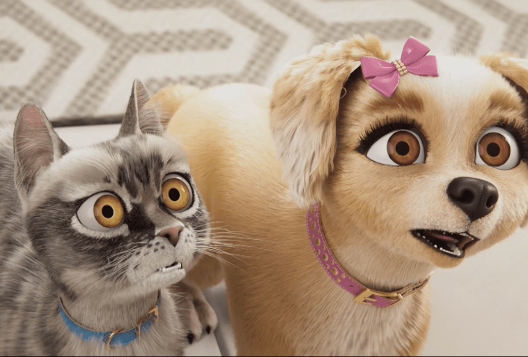 Zaskoczony animowany szary kot z żółtymi oczami siedzi obok jasnobrązowego psa z różową kokardą i obrożą. Oboje mają szeroko otwarte oczy i pyski, patrząc uważnie na coś poza ekranem.