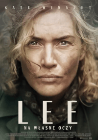 Zbliżenie na poważną kobietę z rozwianymi blond włosami, ubraną w szalik i płaszcz. Powyżej napis KATE WINSLET. Poniżej tytuł LEE i mniejszy napis NA WŁASNE OCZY.