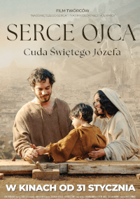 Plakat promocyjny filmu Serce Ojca przedstawiający mężczyznę, kobietę i dziecko ubranych w biblijne stroje, uśmiechających się do siebie na świeżym powietrzu. Tekst w języku polskim informuje o tytule filmu i dacie premiery.