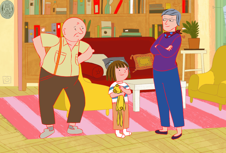 Starszy mężczyzna i kobieta stoją w przytulnym salonie, naprzeciwko małej dziewczynki trzymającej pluszowego misia i żółty koc. W pokoju znajdują się półki z książkami, czerwona sofa, fotel i różowy dywan w paski.
