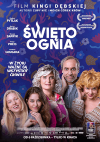 Plakat filmowy Święto Ognia przedstawiający pięć uśmiechniętych osób pozujących razem na fioletowym, wzorzystym tle. Polski tekst zawiera tytuł filmu, napisy końcowe i informacje o premierze.