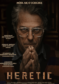 Poważny starszy mężczyzna w okularach i ze złożonymi dłońmi wpatruje się przed siebie w ciemnym otoczeniu. Pojawia się polski tekst i tytuł Heretyk, co sugeruje dramatyczny plakat filmowy.