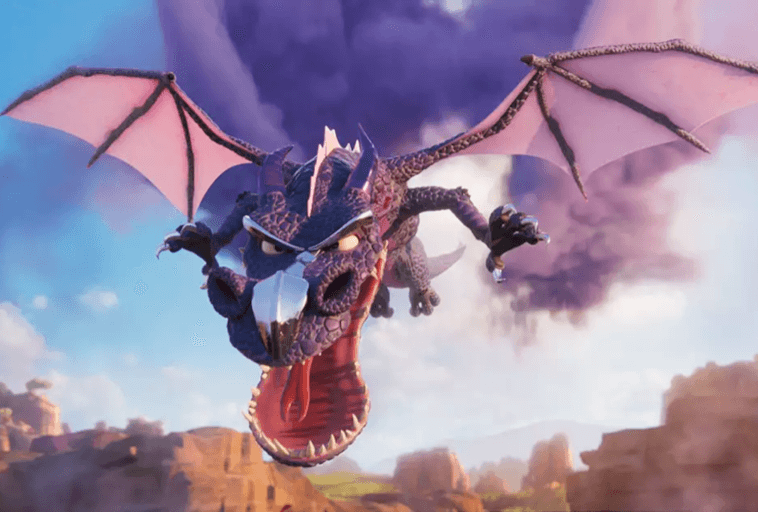 Zaciekły, fioletowy smok z różowymi skrzydłami leci w kierunku widza z otwartą paszczą, ukazując ostre zęby. W tle widoczne są skaliste klify i zachmurzone niebo.