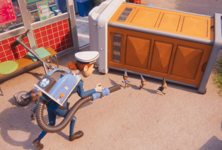 Kreskówkowy policjant z plecakiem próżniowym ściga trzy gnomy w pobliżu przewróconej przenośnej toalety na chodniku przed kolorowym sklepem.