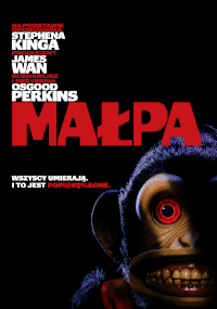 Plakat filmowy przedstawiający w zbliżeniu małpkę-zabawkę z dużymi oczami i otwartą paszczą, na czarnym tle z pogrubionym biało-czerwonym polskim tekstem, w tym wyróżniającym się słowem MAŁPA.