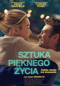 Uśmiechnięta kobieta o blond włosach obejmuje uśmiechniętego mężczyznę o brązowych włosach. Tekst plakatu w języku polskim brzmi Sztuka Pięknego Życia i przedstawia aktorów Andrew Garfielda i Florence Pugh.