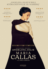 Plakat filmu Maria przedstawia Angelinę Jolie w eleganckiej, ciemnej sukni z kremowym szalem, stylizowaną na śpiewaczkę operową Marię Callas. Polski tekst chwali jej występ, a tytuł filmu jest wyraźnie wyeksponowany.