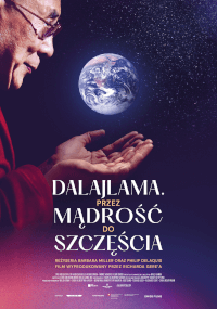 Polski plakat filmowy przedstawiający Dalajlamę w czerwonych szatach delikatnie zwróconego w stronę świecącego obrazu planety Ziemia, z polskim tekstem: Dalajlama. Przez mądrość do szczęścia na ciemnym tle.