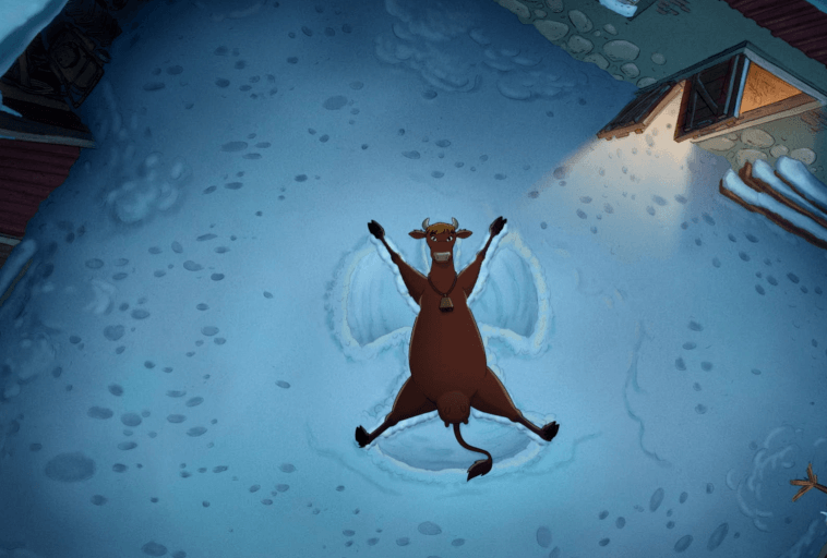 Brązowa krowa leży na plecach na śniegu, tworząc śnieżnego anioła z rozłożonymi nogami i ogonem. W tle widoczne są ślady na śniegu i otwarte drzwi pobliskiej stodoły.