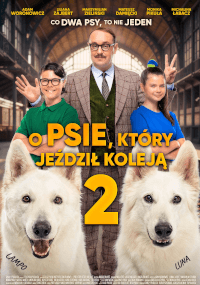 Plakat filmowy do filmu "O psie, który jeździł koleją 2" przedstawiający dwa białe psy na pierwszym planie, dwoje dzieci i mężczyznę w tle, wszyscy uśmiechnięci, z pogrubionym żółtym tekstem tytułu w języku polskim.